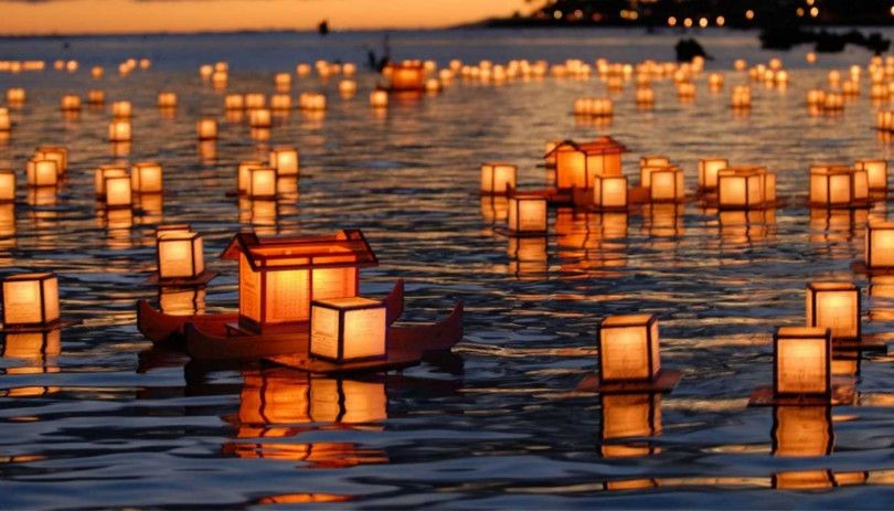 obon lanterne in acqua